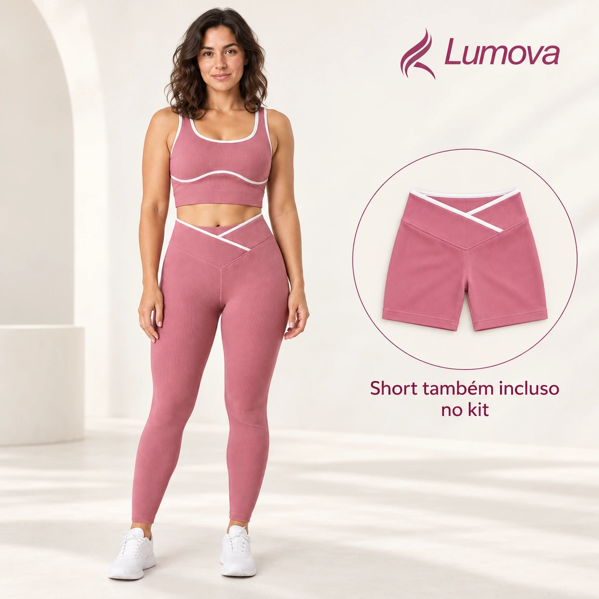 Modelo usando top e legging rosa Lumova; círculo mostra o short também incluído no kit