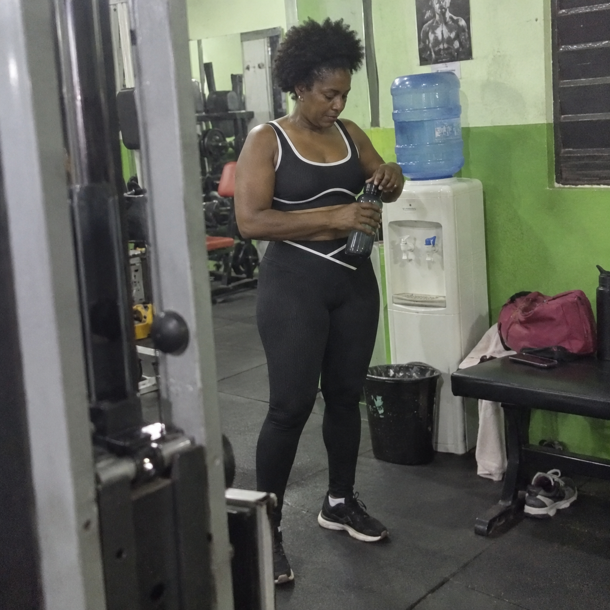 Foto casual na academia usando conjunto preto